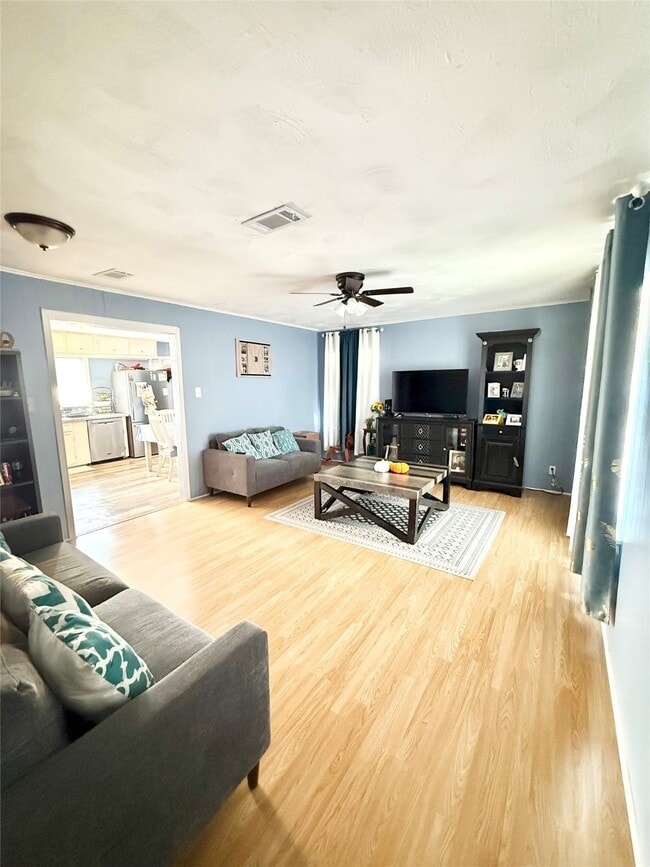 Building Photo - 521 Cypress Dr