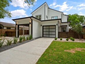 Building Photo - 1111 Brookswood Ave