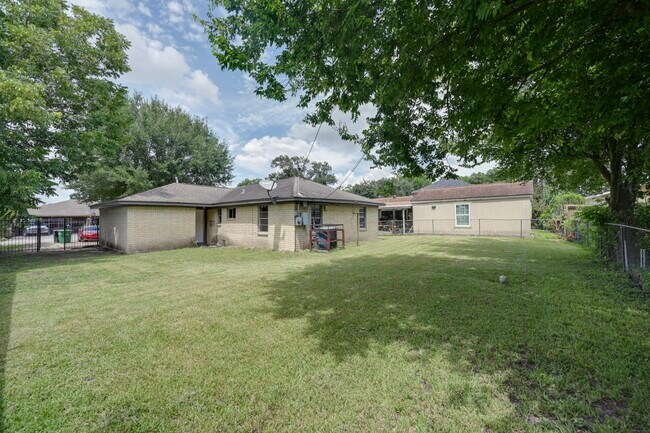 Building Photo - 1106 Mooney Rd