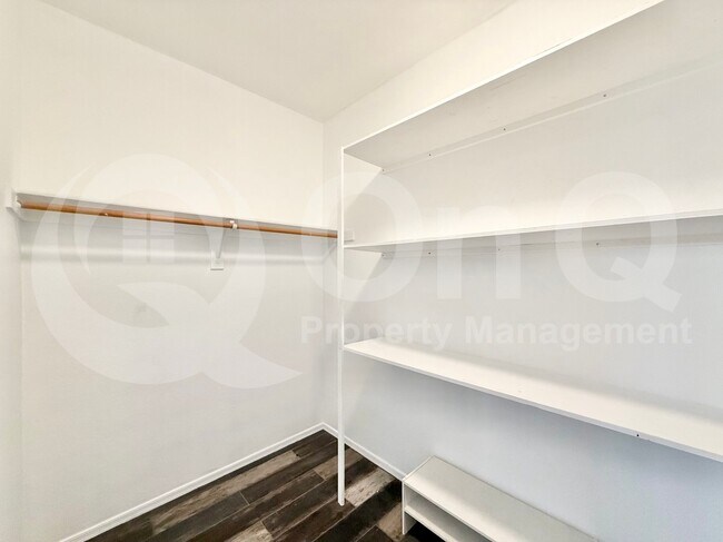 Building Photo - 960 E Chelsea Dr