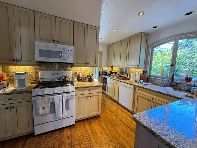 Building Photo - Spacious Spanish-Styled 3Bed/2Bath SFH For Rent in the Desirable City of Alameda, Ca!!!