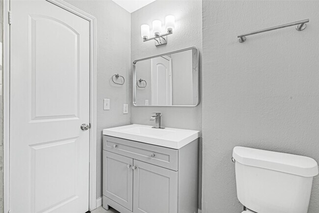 Building Photo - 7410 Woodoak Dr