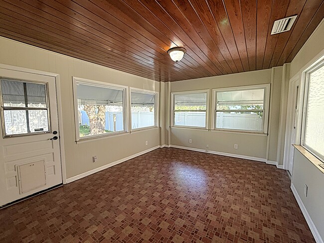 Building Photo - 3000 Knollwood Cir
