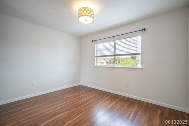 Building Photo - Available for move in on 7/8/25.   2 bedro...