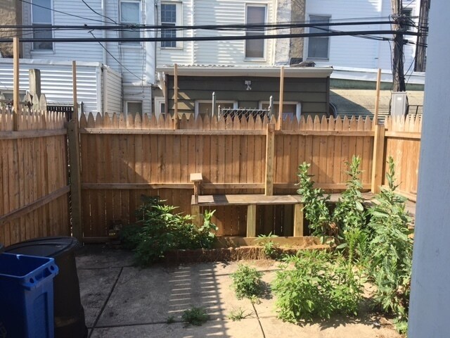 Building Photo - 2 BED 1 BATH house in South Philly!