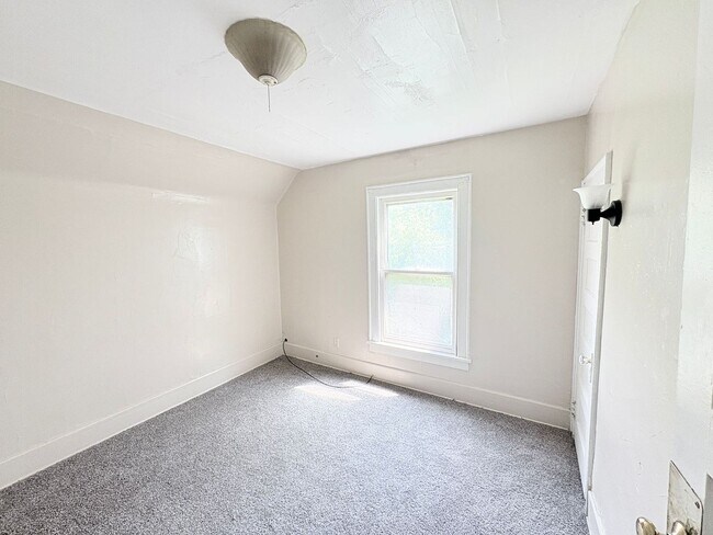 Building Photo - 303 Hillwood Dr