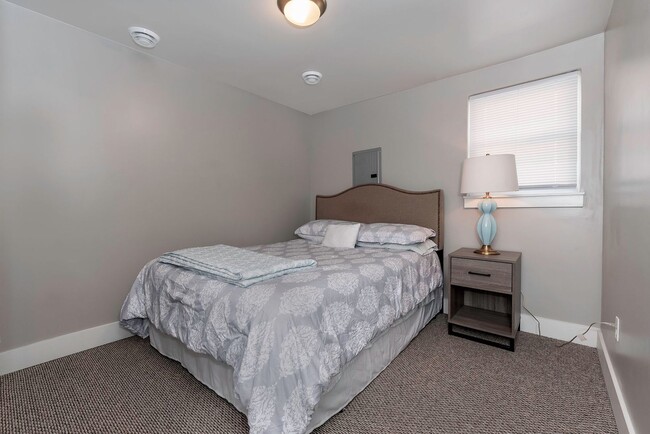 Building Photo - Open concept 1 bedroom house with back pat...