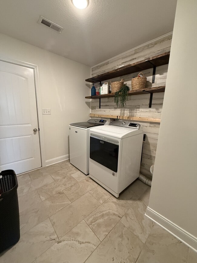 Building Photo - 607 Hollow Crst