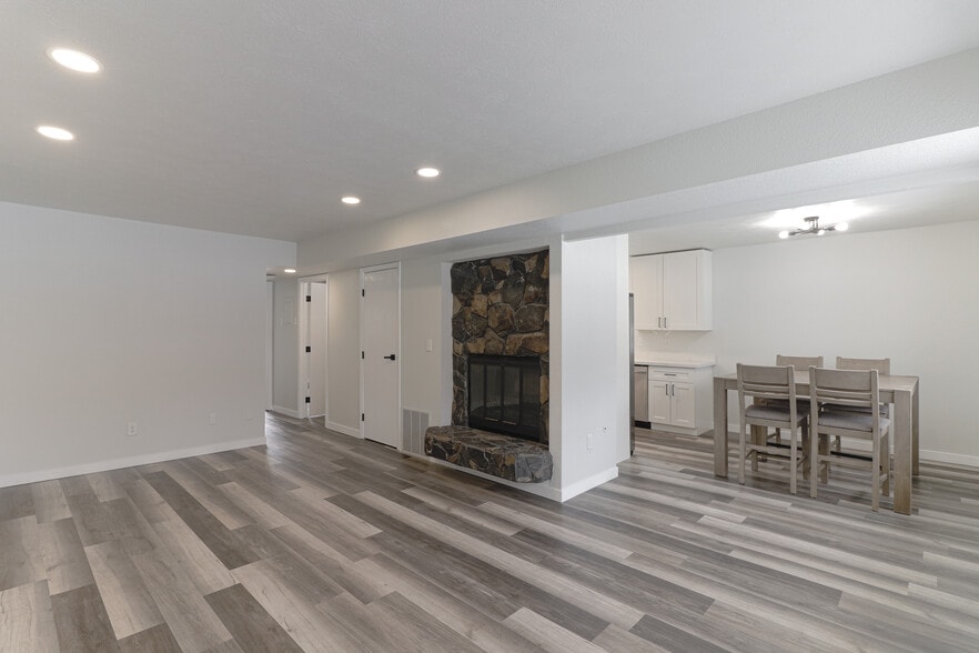 Building Photo - 8202 Mentra St