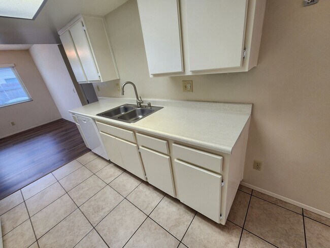 Building Photo - Adorable 2 Bed, 2 Bath Home in a 55+ Commu...