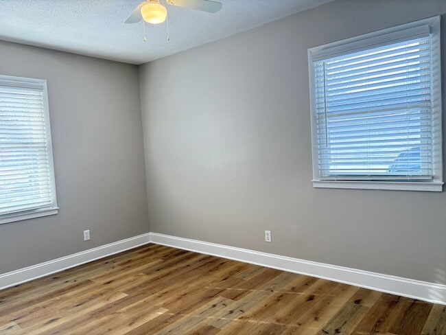 Building Photo - 3 Bedroom, 2 Bathroom House in Burlington!