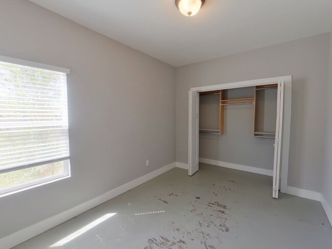 Building Photo - 1334 W Haskell St