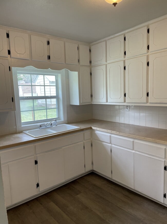 Building Photo - 1009 E 6th St