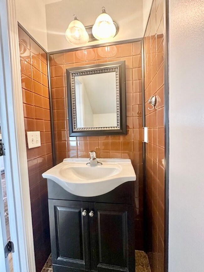 Building Photo - Welcome Home! Rare 3 Bedroom 2.5 Bath Town...