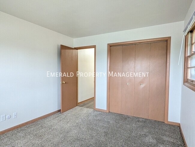 Building Photo - 562 N Mulford Rd