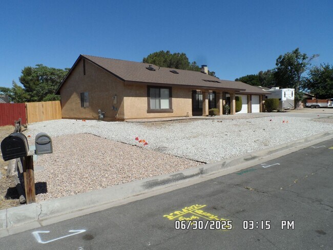 Building Photo - 3 Bedrooms, 2 Bathrooms, 3 Car Garage, Fir...