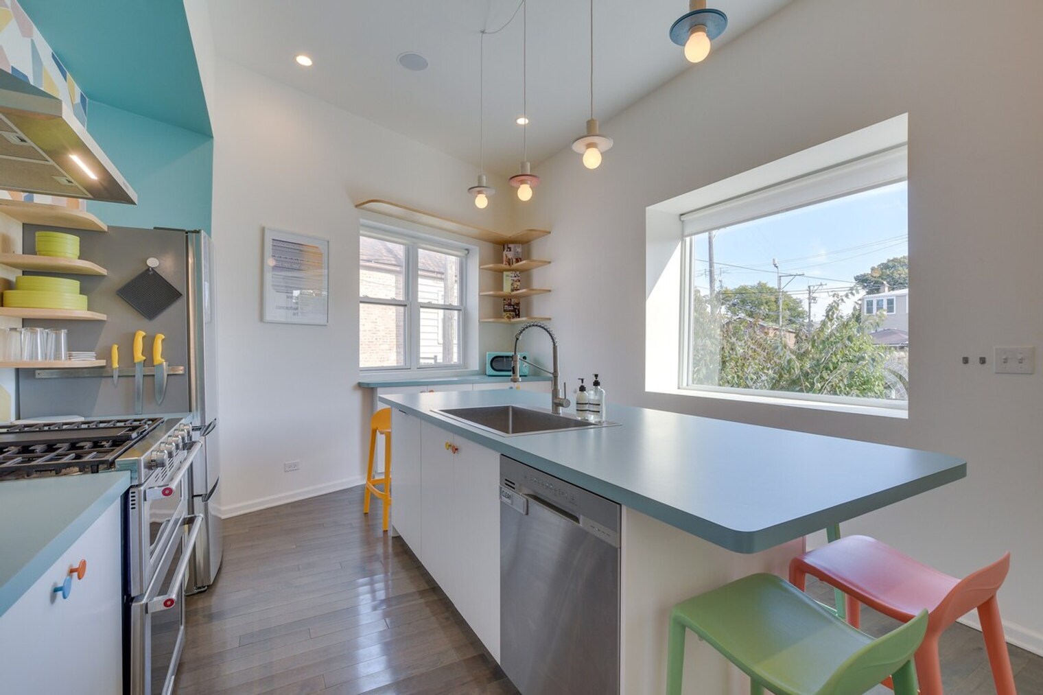 Building Photo - 3247 S Oakley Ave