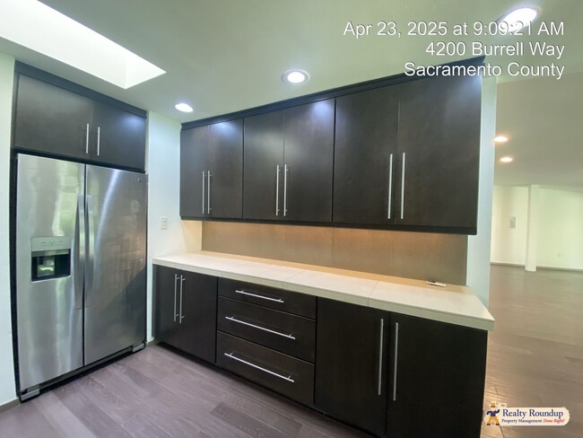 Building Photo - Sprawling Ranch with Open Floorplan & Exce...