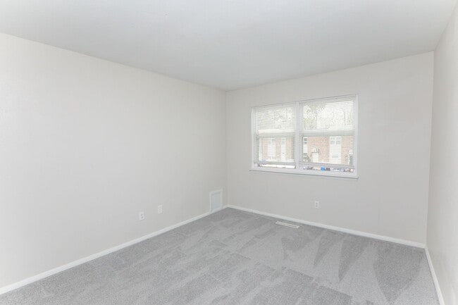 Building Photo - Bright, Updated & Prime Location!