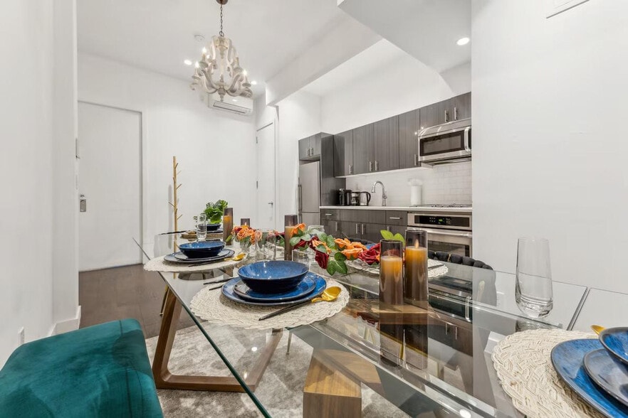 Building Photo - 60 E 56th St