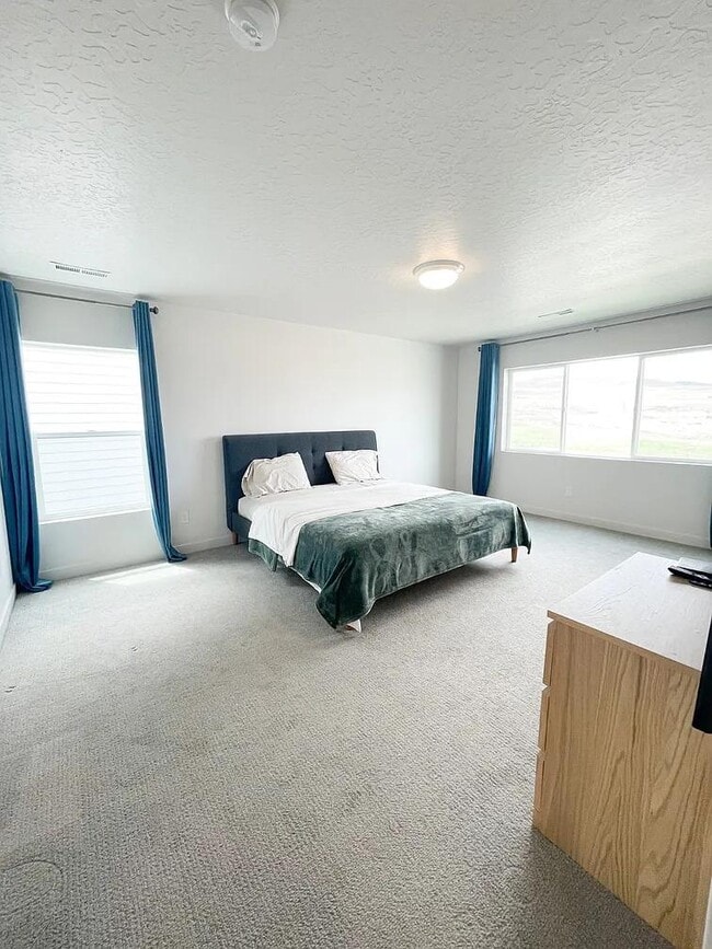 Building Photo - 364 W Snowberry Dr