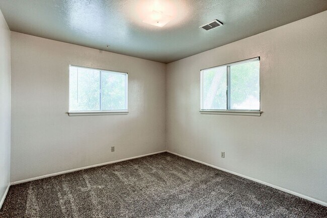 Building Photo - 2110 Applewood Rd