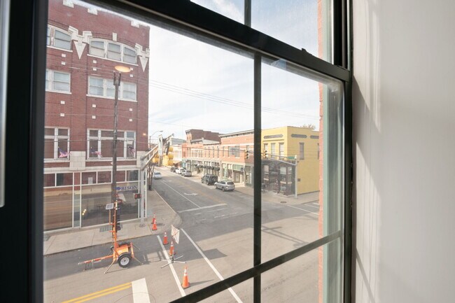 Building Photo - 903 Main St
