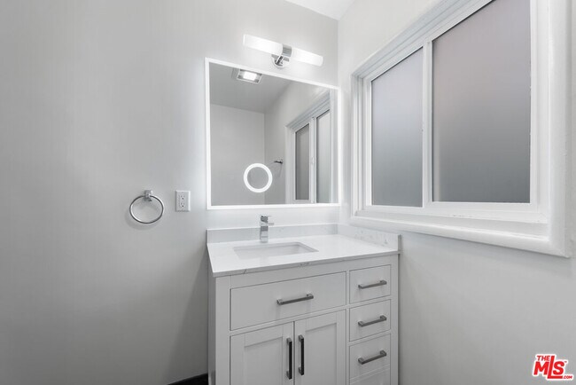 Building Photo - 1208 N Crescent Heights Blvd