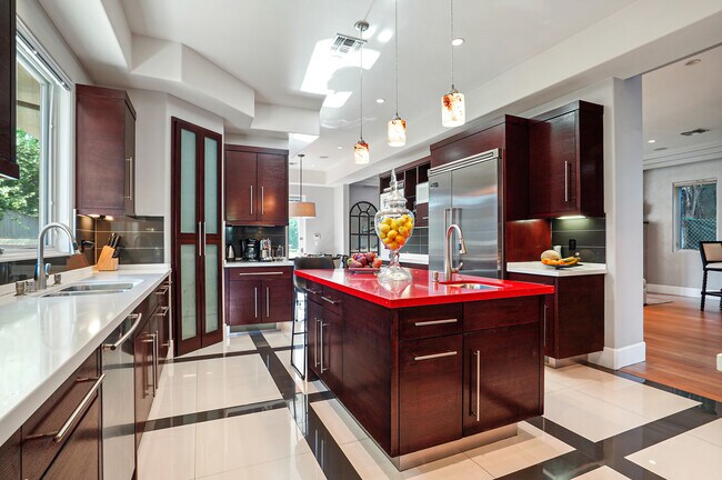 Kitchen - 841 N Crescent Heights Blvd