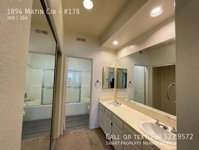 Building Photo - Upgraded Town Home 3BR/2.5BA  Great Locati...