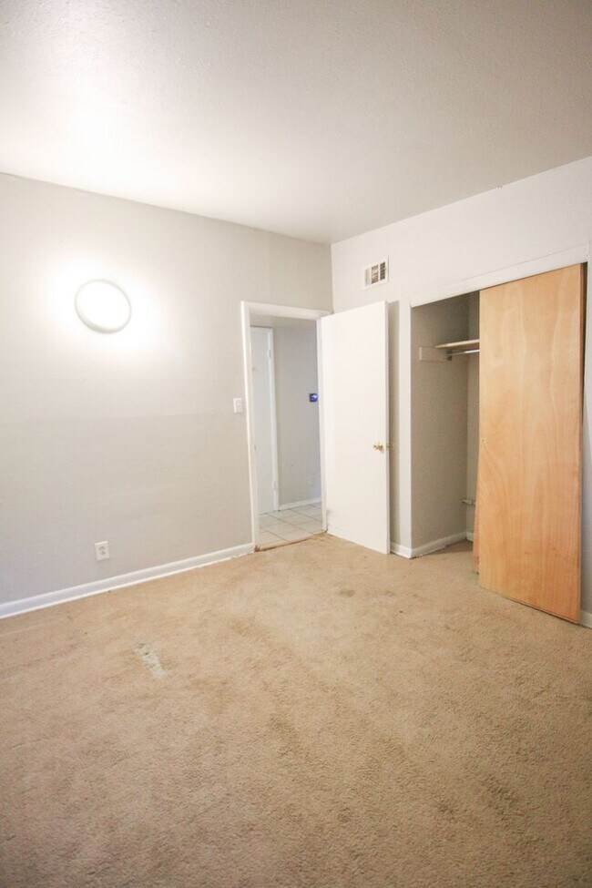 Building Photo - Move In Ready!