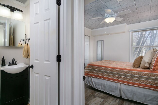 Building Photo - Montreat Rental-Lower Level Apartment! **Utilites included!