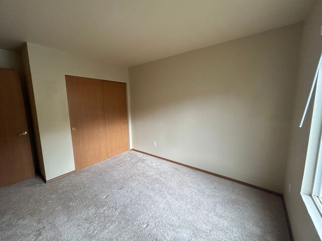 Building Photo - Beautiful 4 bd 2.5 bath w/ 2-car Garage Ho...