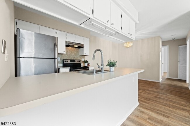 Building Photo - 62 Eton Way