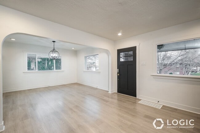 Building Photo - Gorgeous Home in Sugar House!!