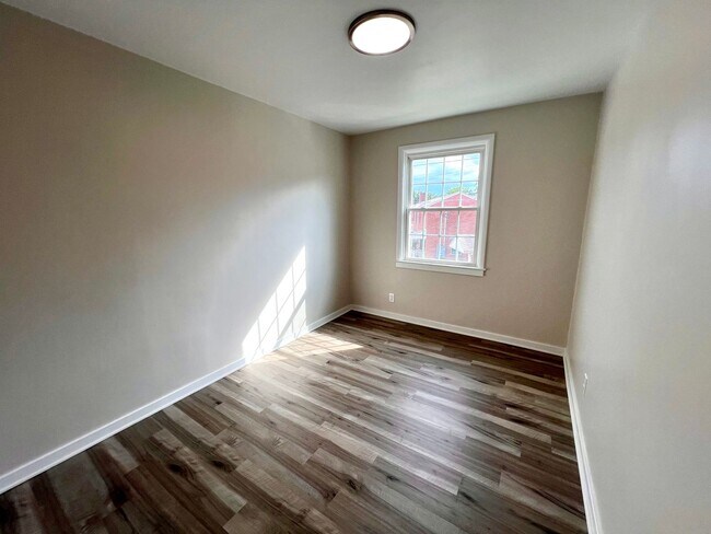 Building Photo - JUST Renovated! - 3 Bedroom 1 Bathroom - C...