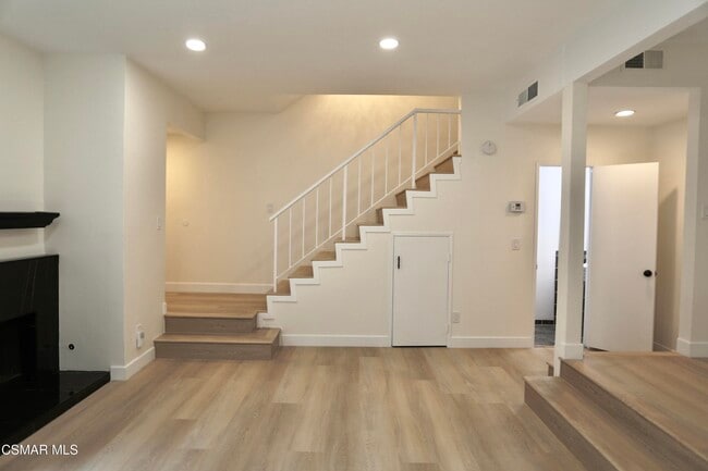 Building Photo - 11738 Moorpark St