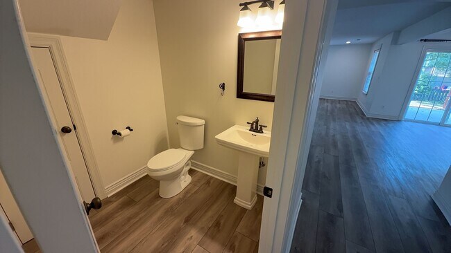 Building Photo - 4807 Manhasset Dr