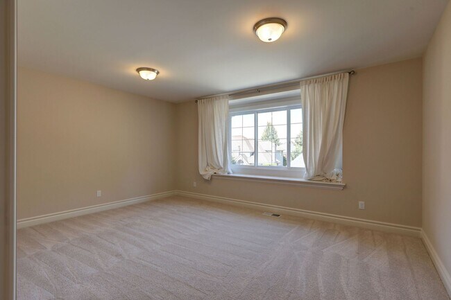Building Photo - Spacious Custom Home with High-End Finishes Near Lake Sammamish
