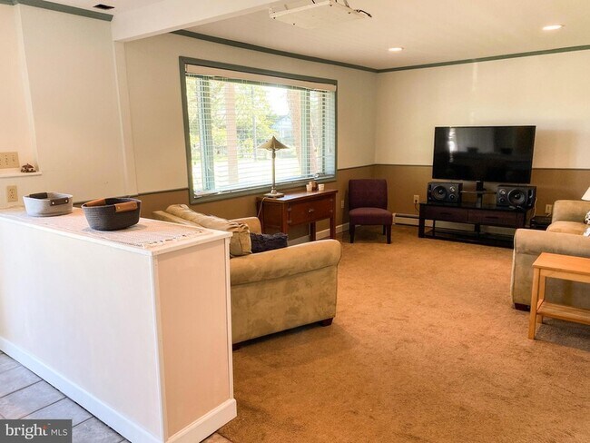 Building Photo - 122 W Bay View Dr