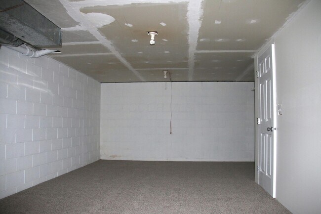 Building Photo - 5702 Mango Ln