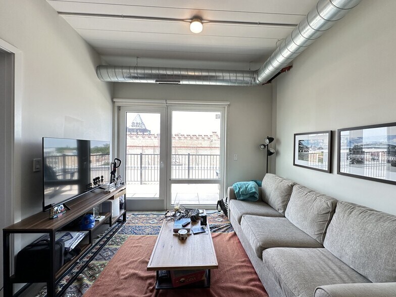 Building Photo - 941 W Belmont Ave