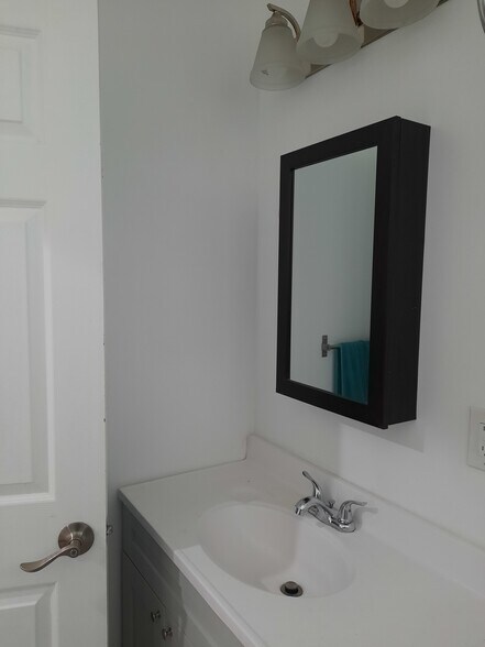 Main bathroom - 5837 Riverton Ave