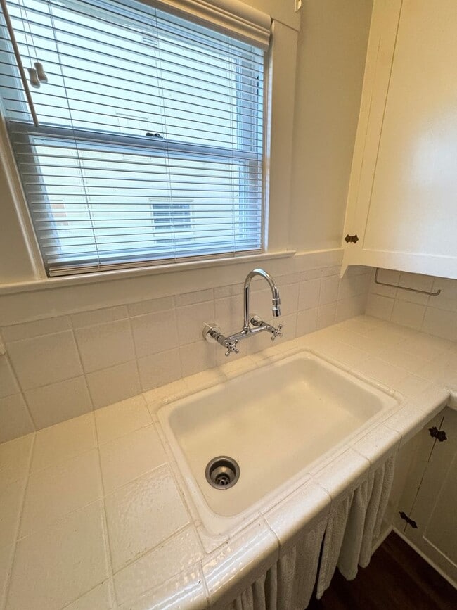 Building Photo - Charming 1 Bedroom 1 Bath Historic Duplex,...