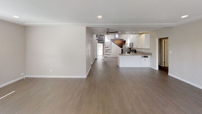 Building Photo - BIG House! Spacious bedrooms! Garage and Driveway Parking!