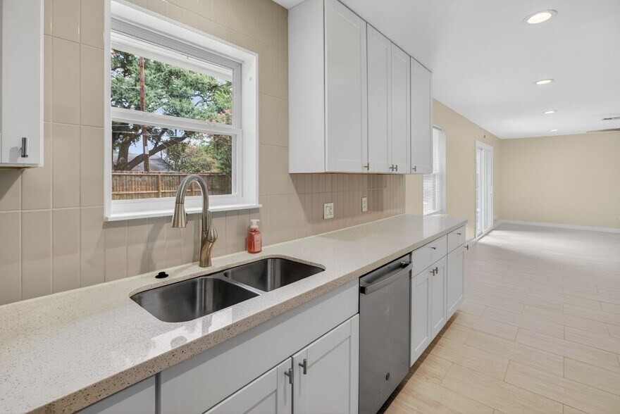 Building Photo - 5502 Effingham Dr