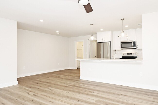 Building Photo - $500 Off 1st Month's Rent! Spacious Dog-Friendly Belvedere Apartment