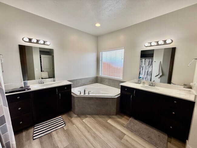 Building Photo - Lovely Pet Friendly 3-BR + Office in Sage Canyon