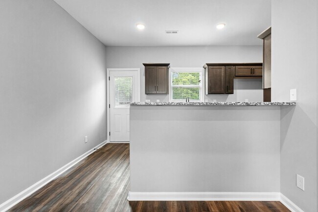 Building Photo - 2 Bedroom Pet Friendly Townhome For Rent N...