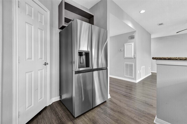 Building Photo - 12565 Melville Dr